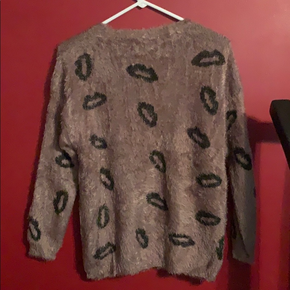 Sweater with lips pattern - Picture 2 of 4
